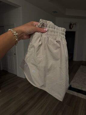 lululemon high rise hotty hot shorts 2.5inch, color: Mojave tan